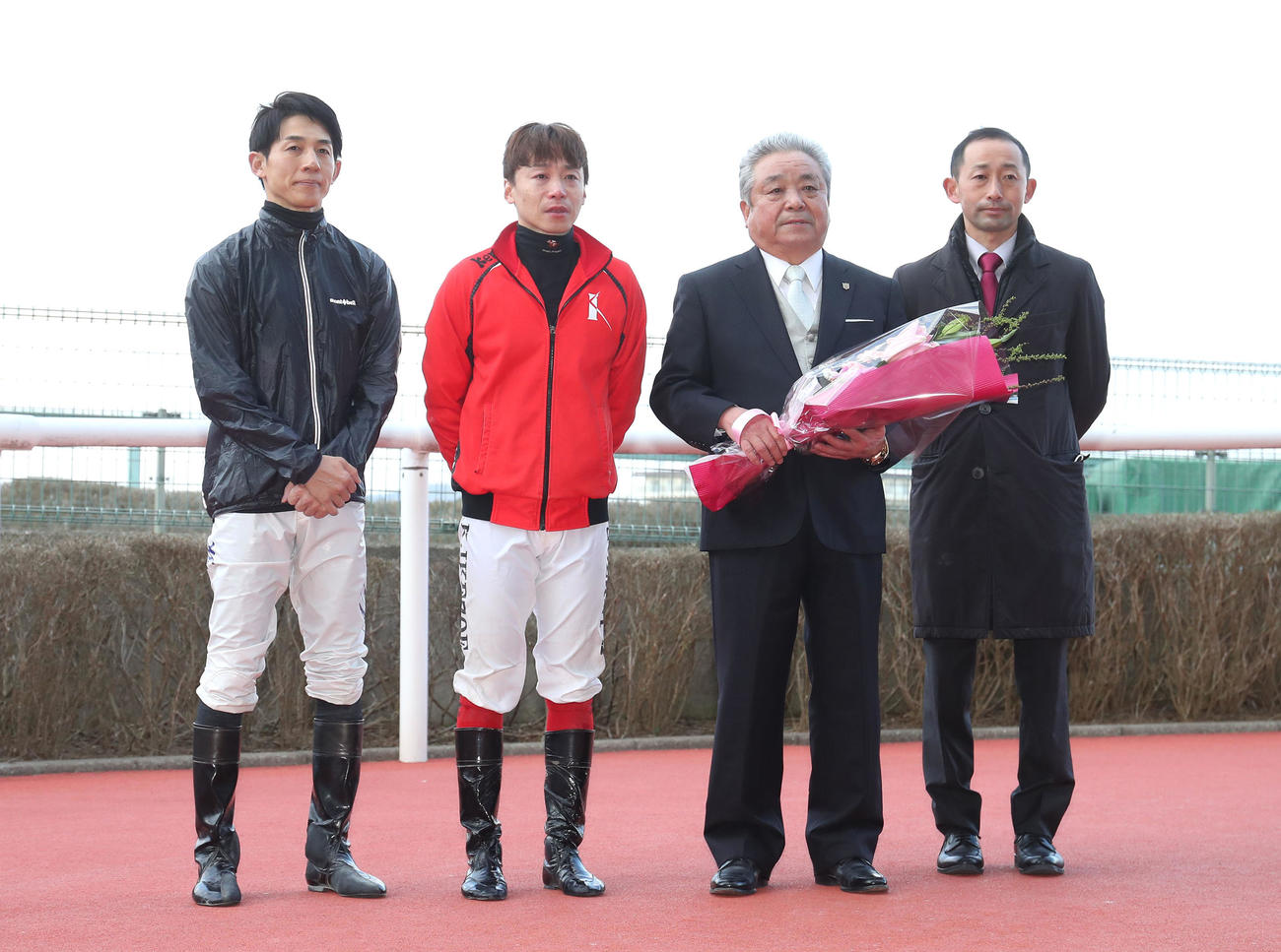 記念撮影に納まる左から、幸騎手、池添騎手、池添兼調教師、飯田祐師（撮影・白石智彦）