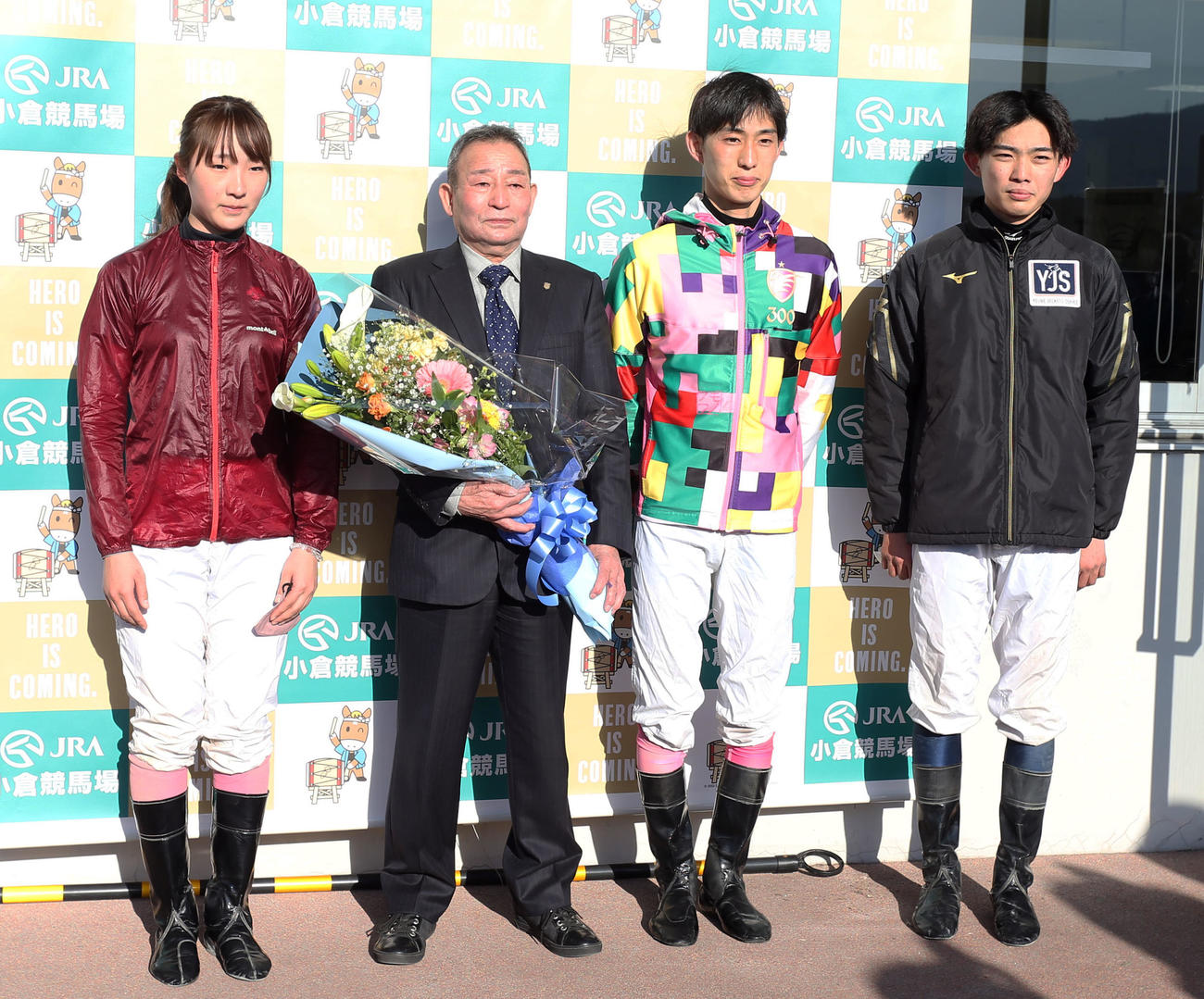 引退セレモニーで記念写真に納まる南井克巳調教師（左から2人目）（撮影・屋方直哉）