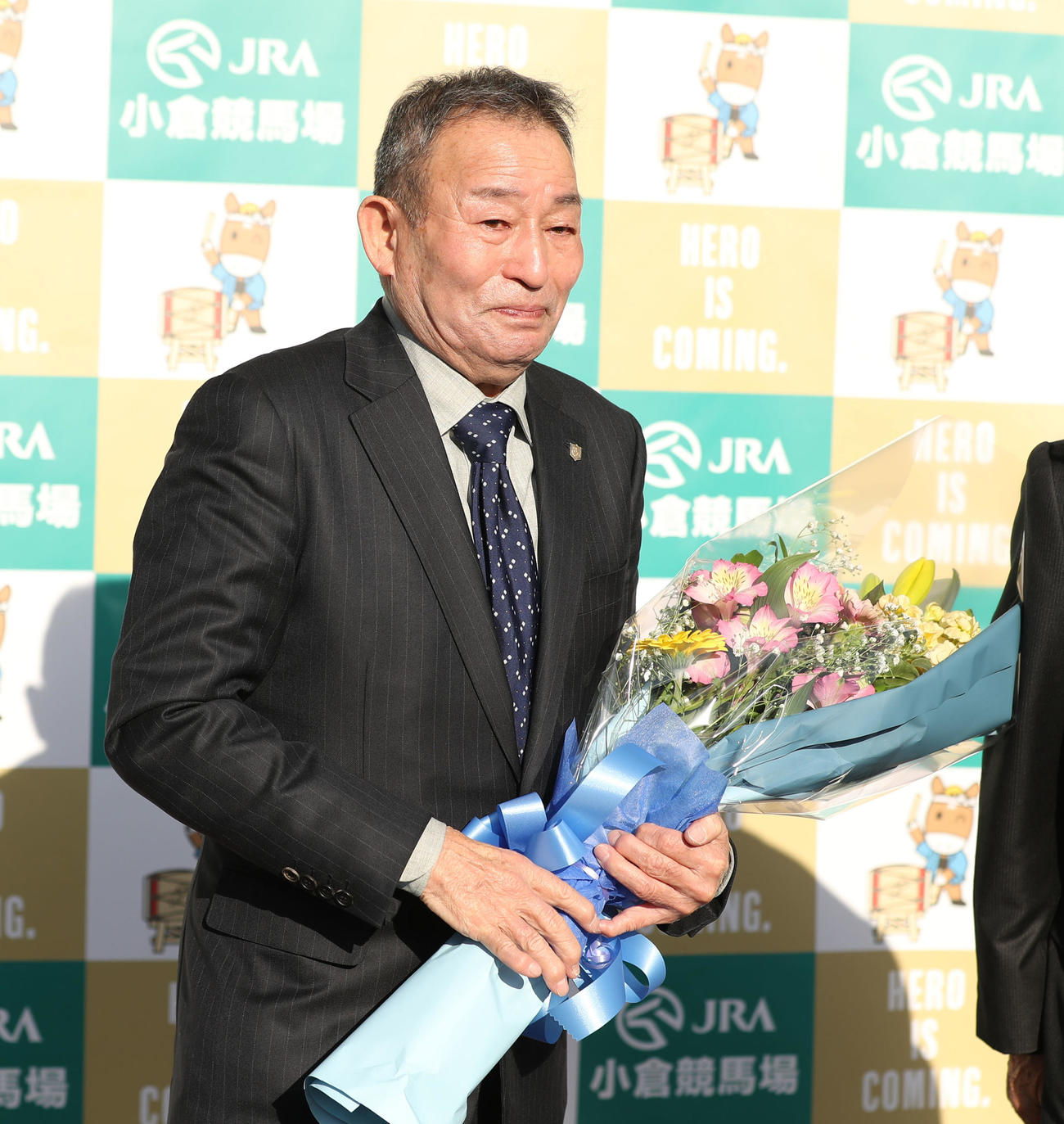 引退セレモニーで花束を受け取る南井克巳調教師（撮影・屋方直哉）