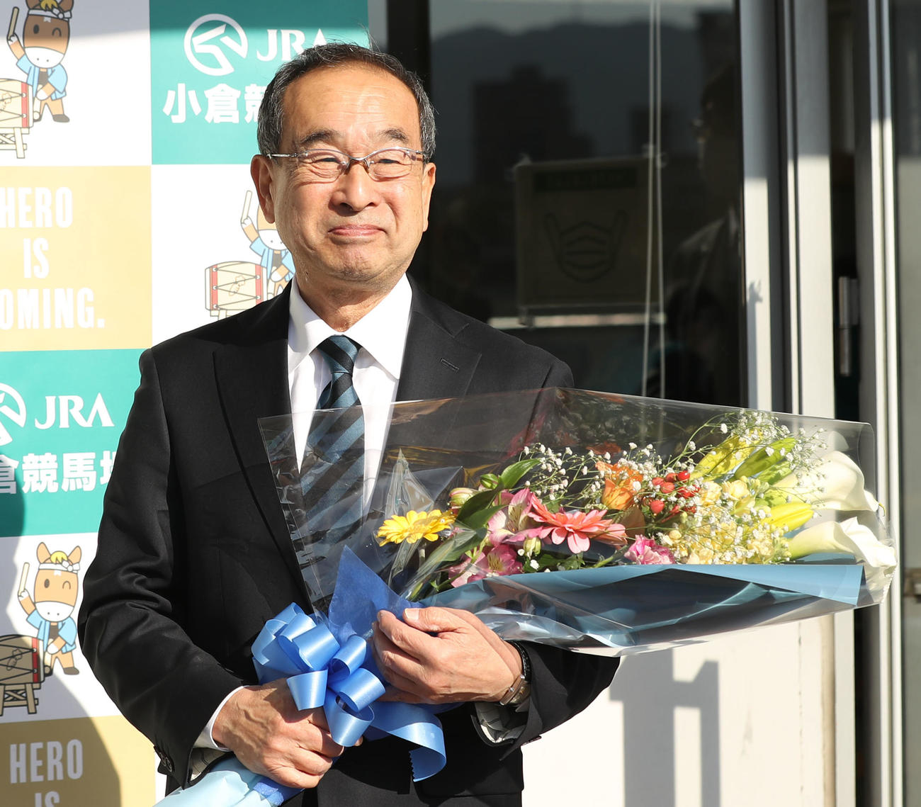 引退セレモニーで花束を受け取る橋田満調教師（撮影・屋方直哉）