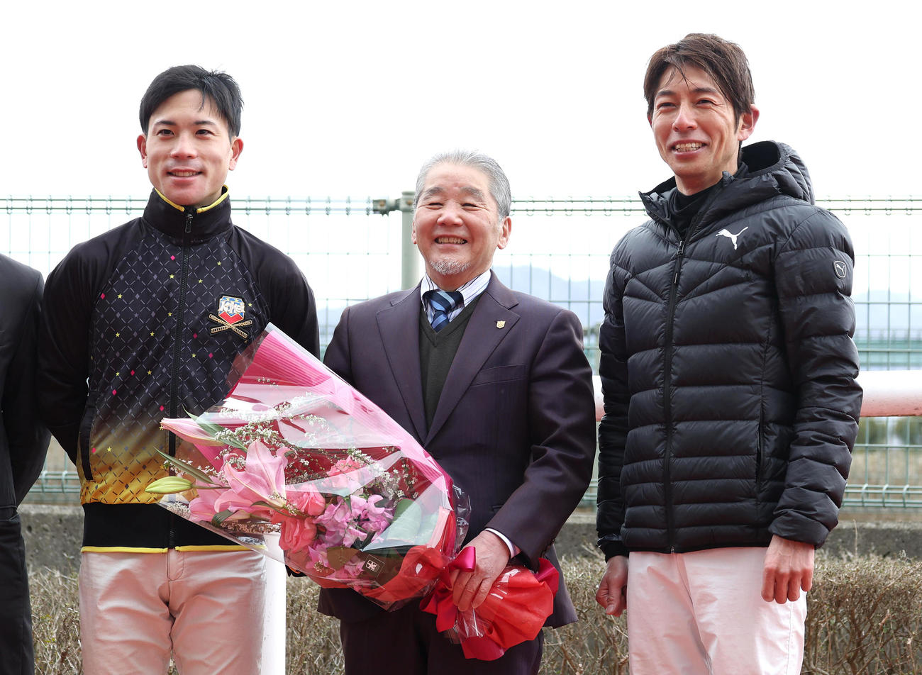 笑顔で記念撮影に納まる左から、国分恭騎手、五十嵐師、和田竜騎手（撮影・白石智彦）