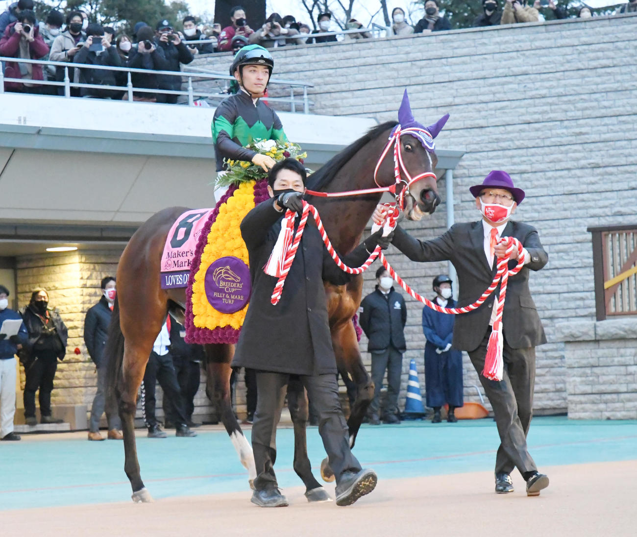 引退式でファンに別れを告げたラヴズオンリーユー（2022年1月30日撮影）