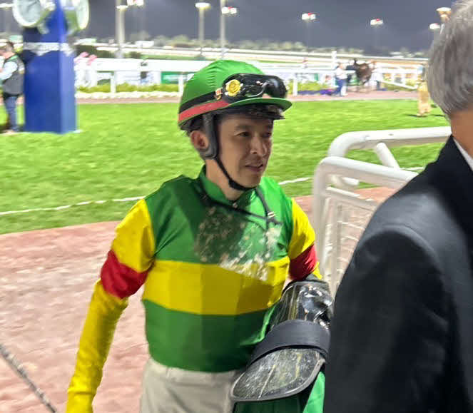 サウジダービーをエコロアレスで12着に敗れ引き揚げる福永騎手