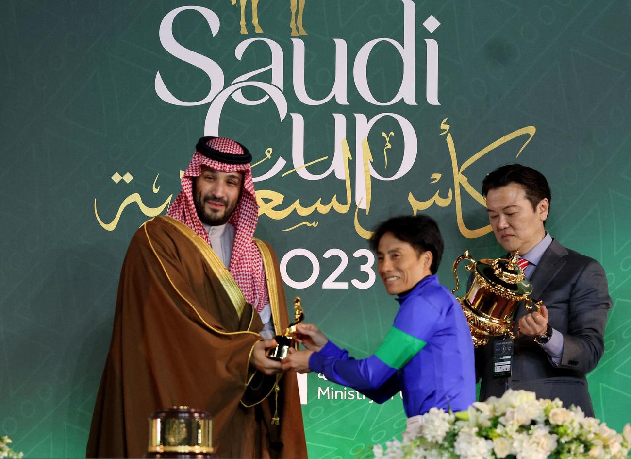 サウジアラビアの皇太子からトロフィーを受け取る吉田豊騎手（ロイター）