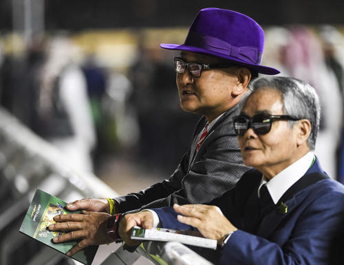 サウジダービーを見守る矢作師（左）と音無師（AP）