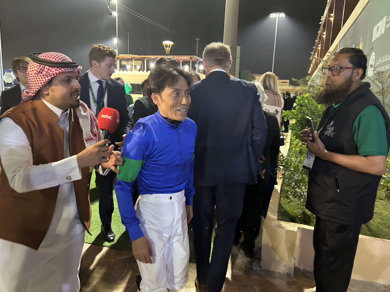 パンサラッサでサウジCを勝ち、海外メディアに囲まれる吉田豊騎手（2023年2月25日撮影）