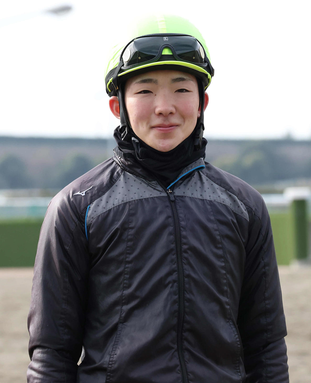 カメラに向かってほほえむ新人の小林勝騎手（撮影・丹羽敏通）