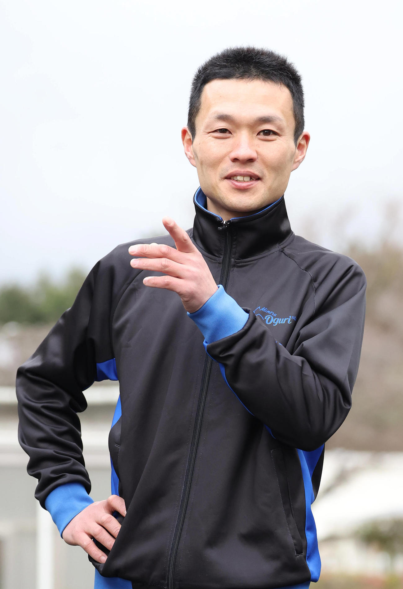 ポーズをとる新規開業の小栗師（撮影・白石智彦）