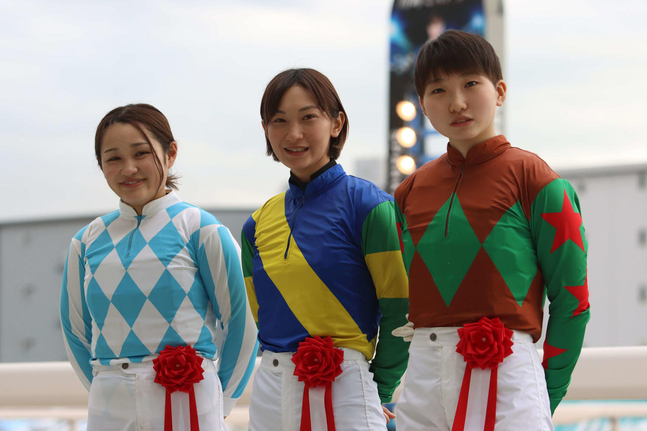 レディスジョッキーズシリーズ2022で総合優勝した岩手の関本玲花騎手（中央）。左は2位の神尾香澄騎手、右は3位の小林捺花騎手