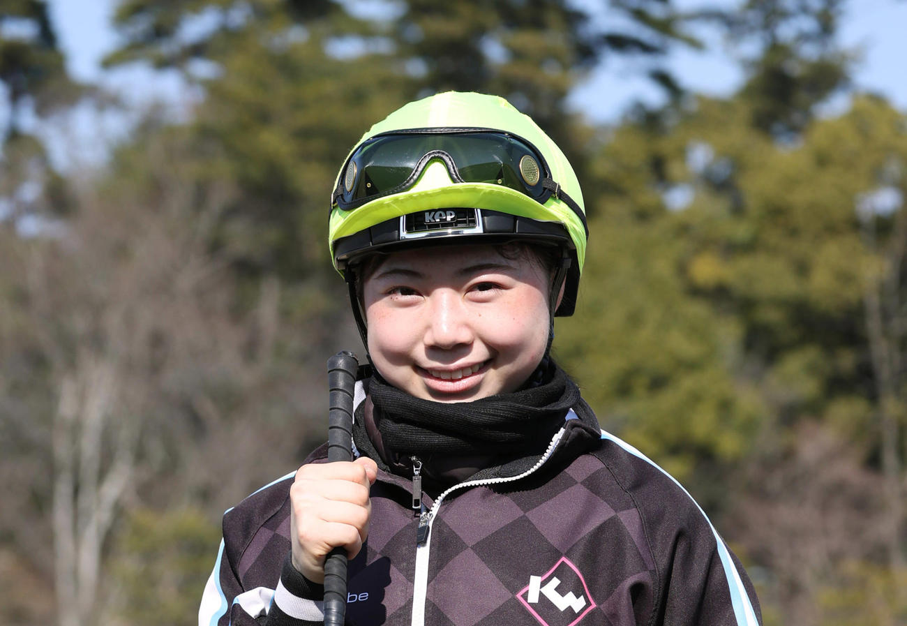 笑顔でガッツポーズする新人の河原田騎手