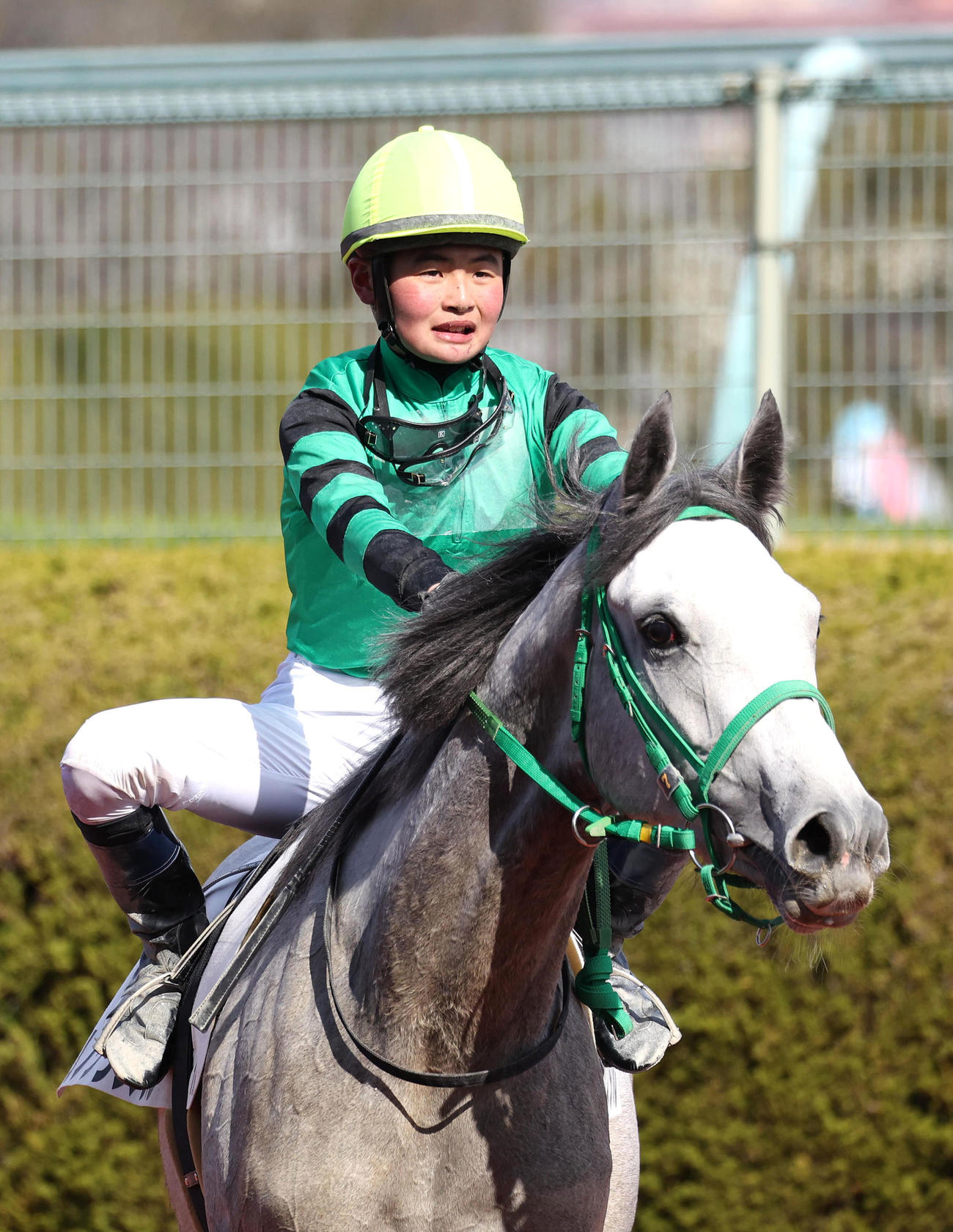 阪神1R、クリノクリスタルに騎乗したデビュー戦で2着に入り引き揚げる田口騎手（撮影・白石智彦）