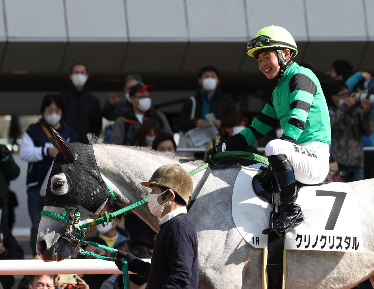 阪神1R、笑顔でパドックを周回する田口騎手（撮影・白石智彦）