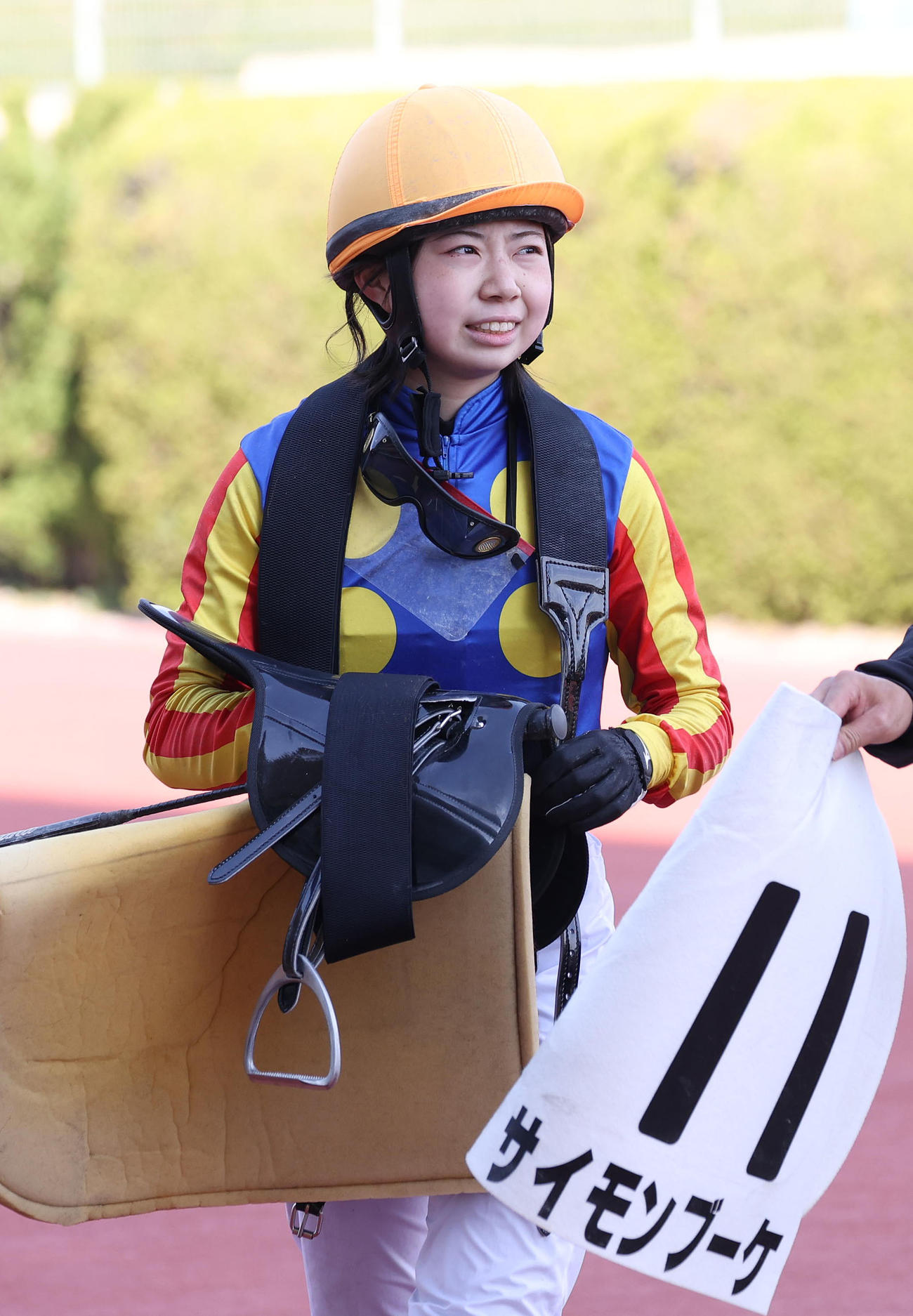 阪神1R、デビュー戦は10着に終わり険しい表情で引き揚げる河原田騎手（撮影・白石智彦）