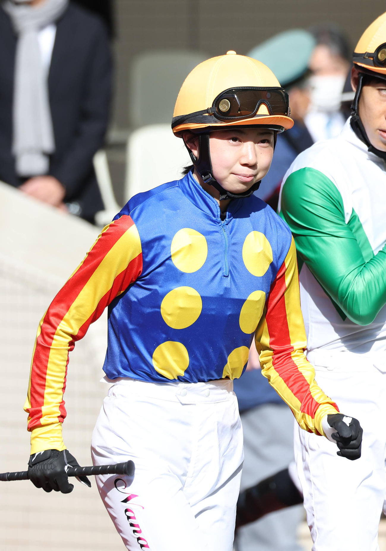 阪神1R、緊張した表情で騎乗馬に向かう河原田騎手（撮影・白石智彦）