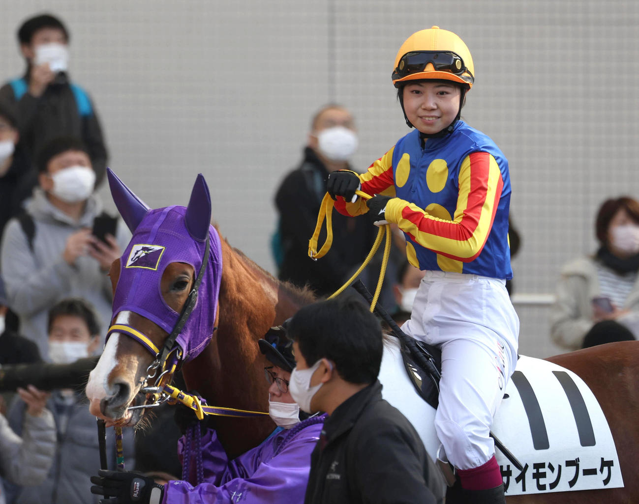 阪神1R、笑顔でパドックを周回する河原田騎手（撮影・白石智彦）