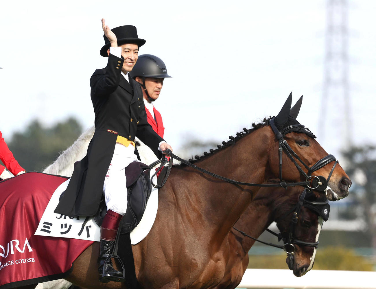 チューリップ賞で誘導馬ミツバに騎乗してファンに手を振る福永師（撮影・白石智彦）