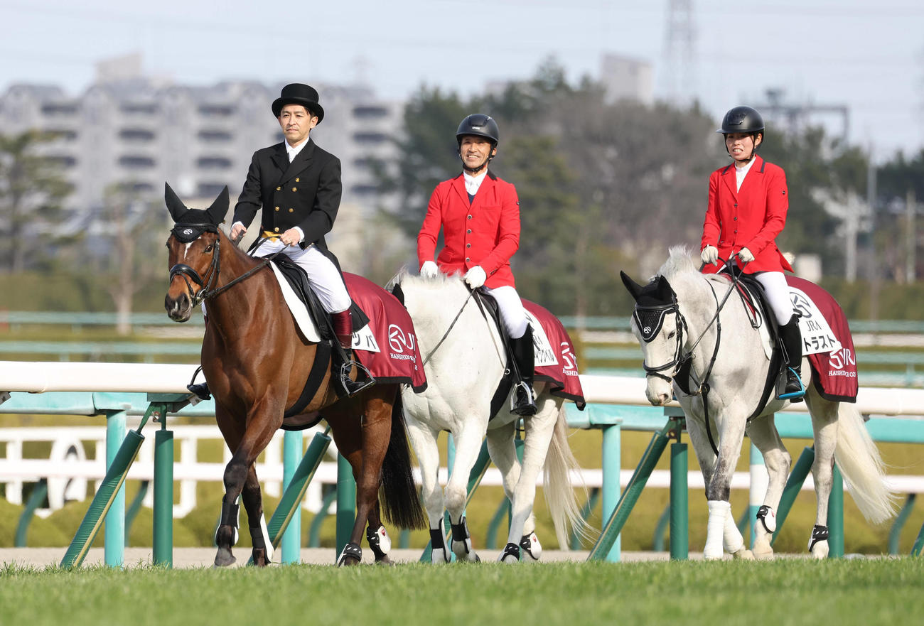 阪神11R、チューリップ賞で誘導馬に騎乗し出走馬を先導する福永師（左）（撮影・白石智彦）