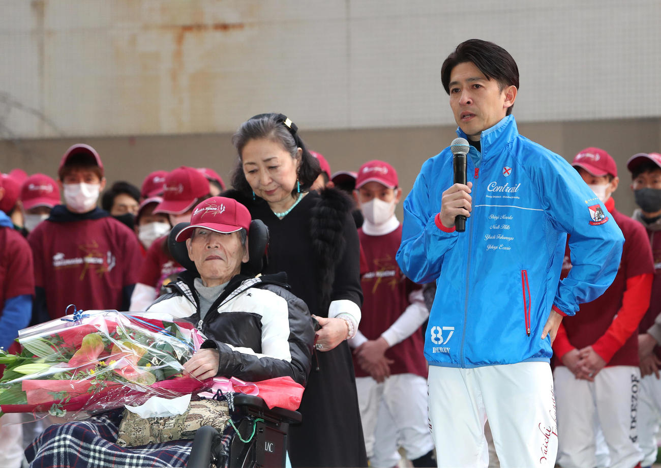 ファンに向けて最後のあいさつをする福永元騎手。左は父洋一さんと母裕美子さん（撮影・白石智彦）