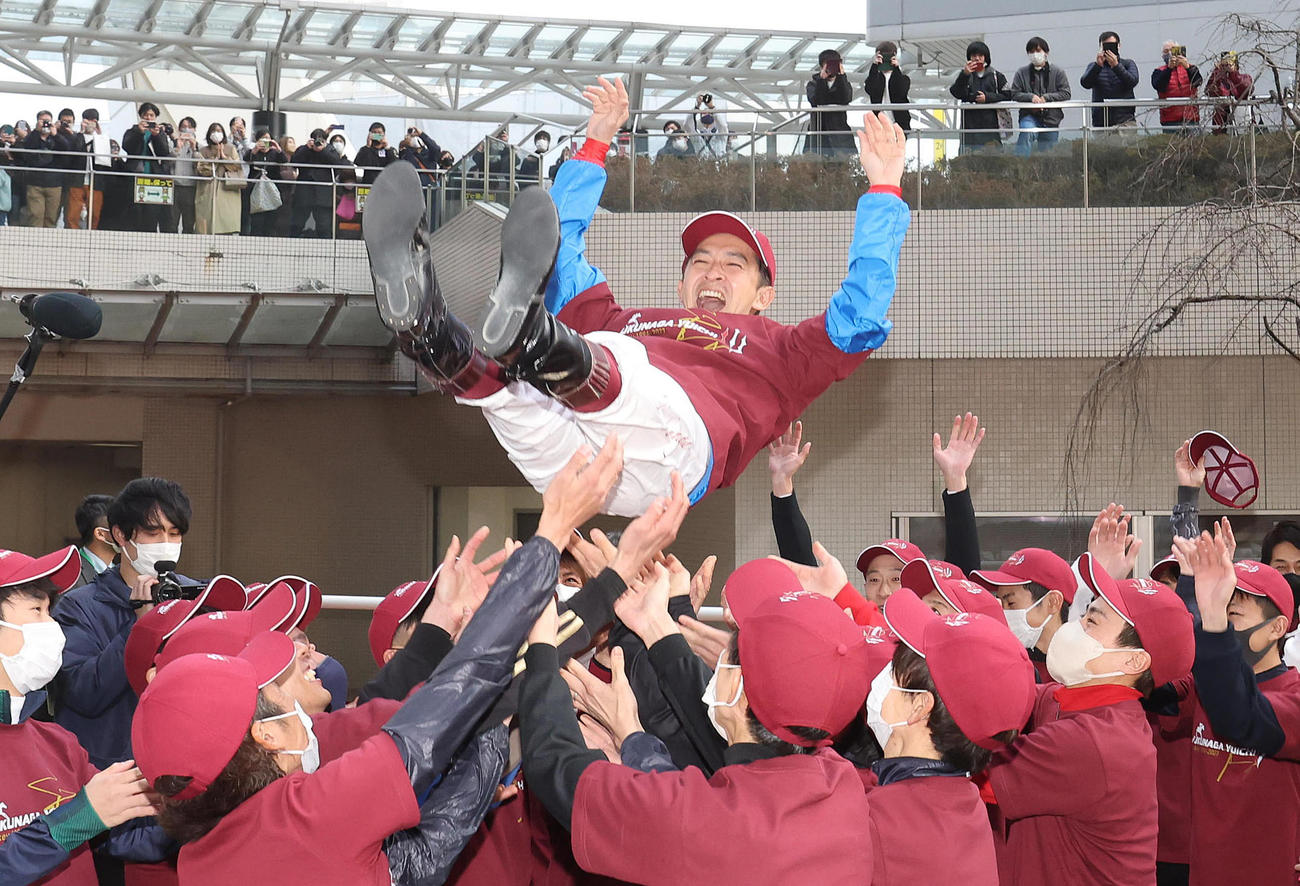 引退セレモニーで騎手仲間に胴上げされる福永師（撮影・白石智彦）