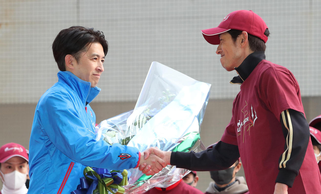 引退セレモニーで和田竜騎手（右）と力強く握手を交わす福永元騎手（撮影・白石智彦）