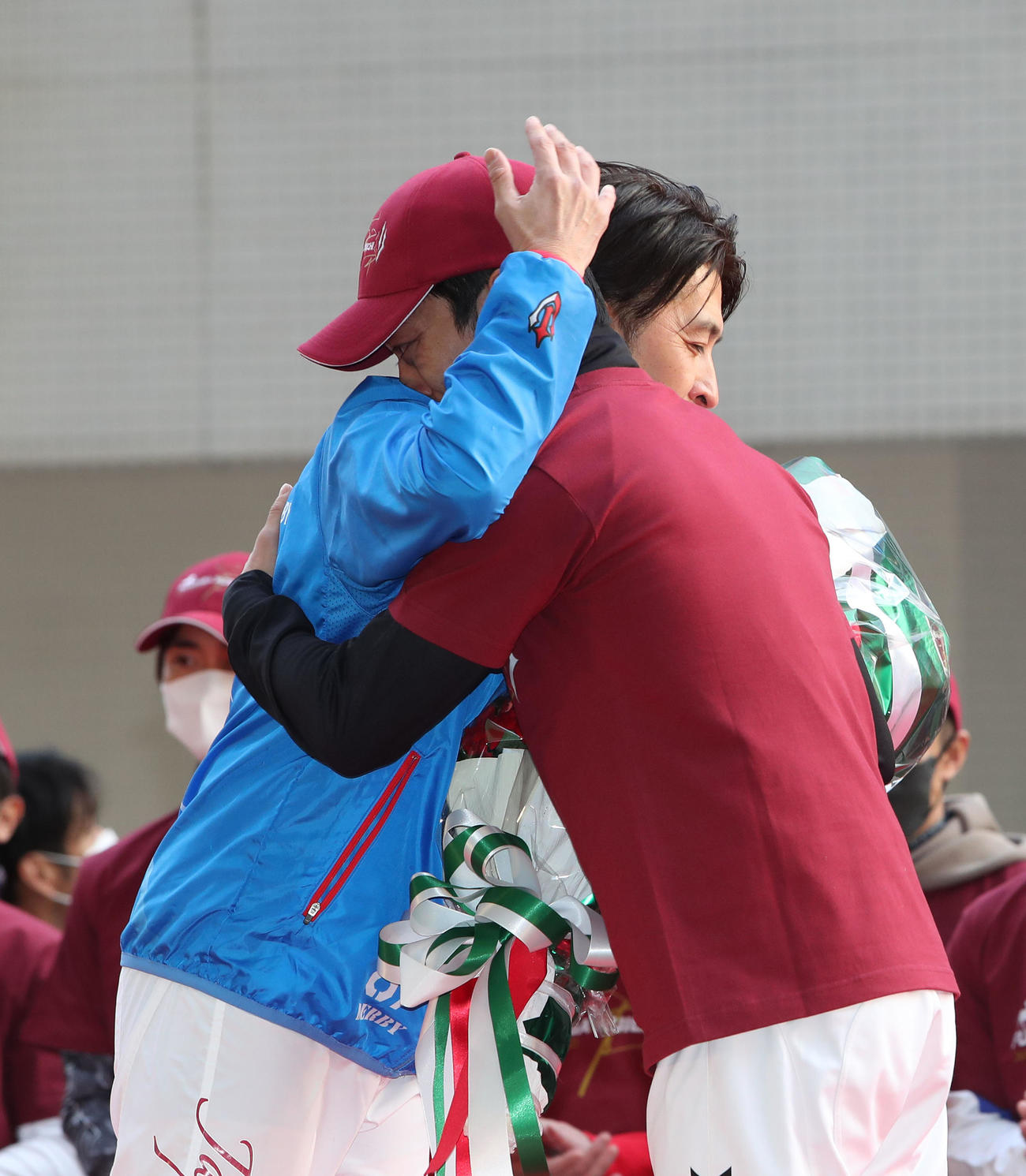 引退セレモニーで川田騎手（右）と抱き合う福永元騎手（撮影・白石智彦）