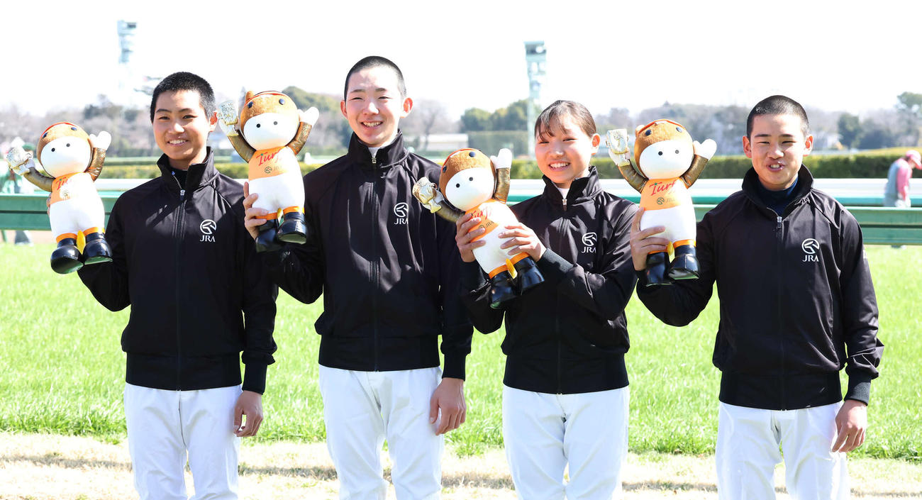 デビュー戦を迎えた新人騎手の、左から石田騎手、小林勝騎手、小林美騎手、佐藤騎手（撮影・丹羽敏通）