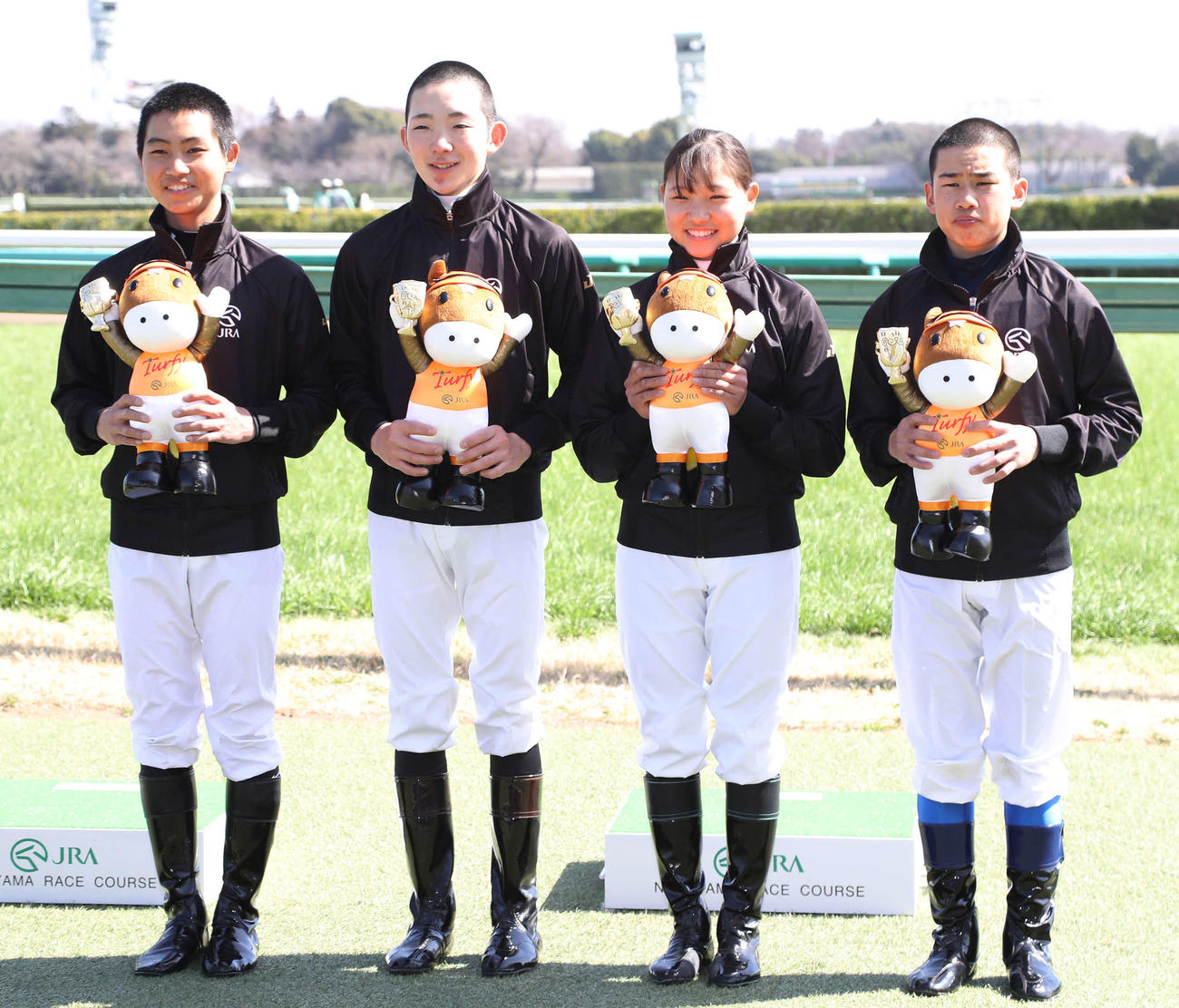 デビュー戦を迎えた新人騎手の、左から石田騎手、小林勝騎手、小林美騎手、佐藤騎手（撮影・丹羽敏通）