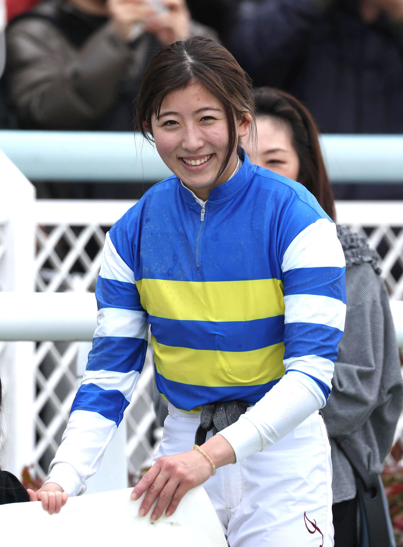 阪神6Rを制して笑顔で口取りへ向かう今村騎手（撮影・白石智彦）