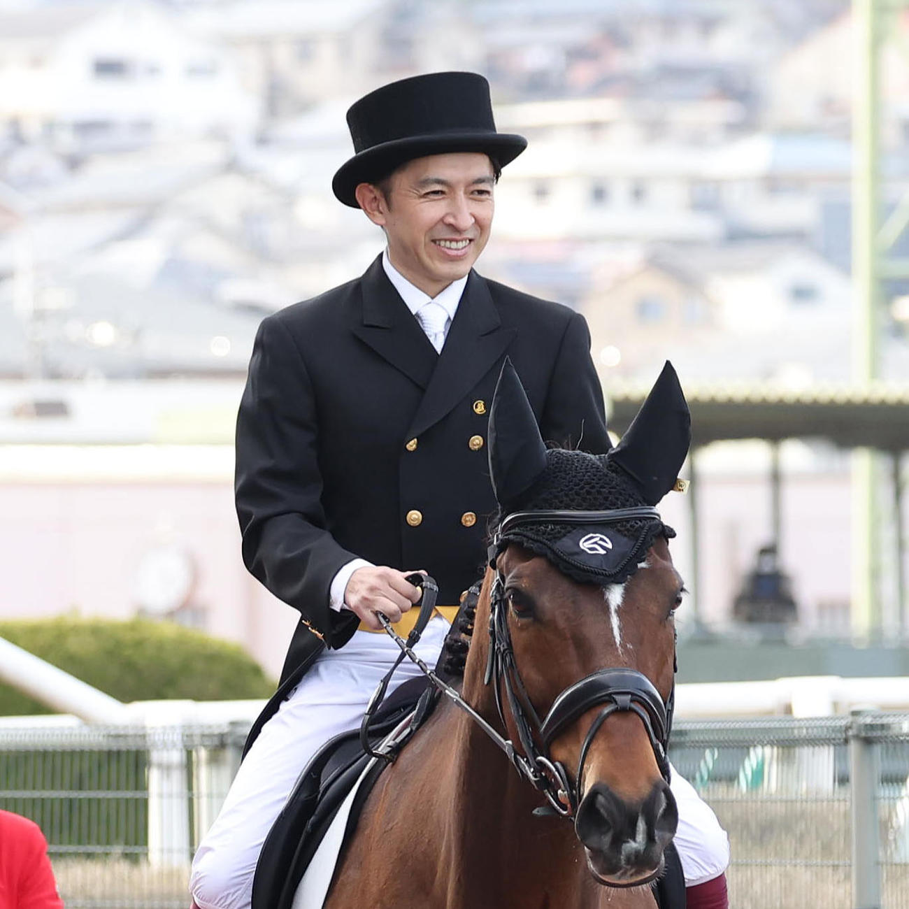 チューリップ賞出走馬をミツバに騎乗し誘導する福永師（撮影・白石智彦）