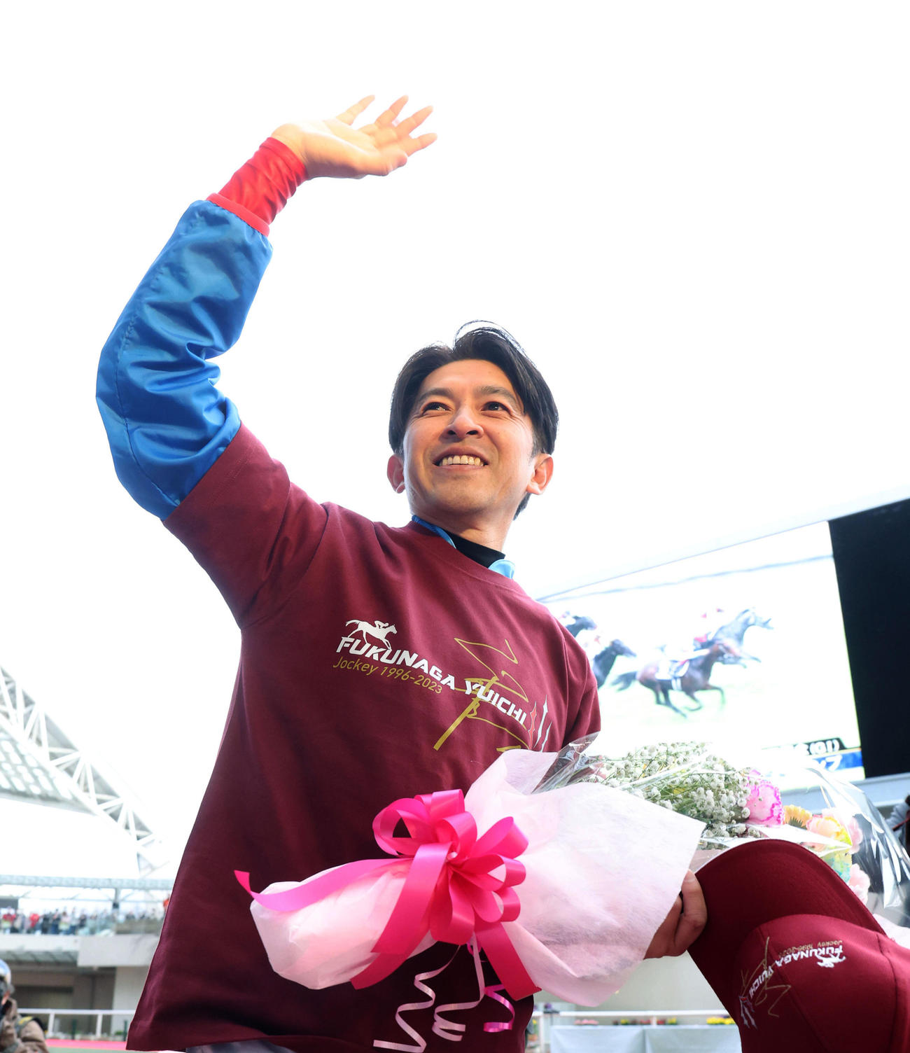 引退セレモニーを終えて集まったファンに手を振る福永元騎手（撮影・白石智彦）