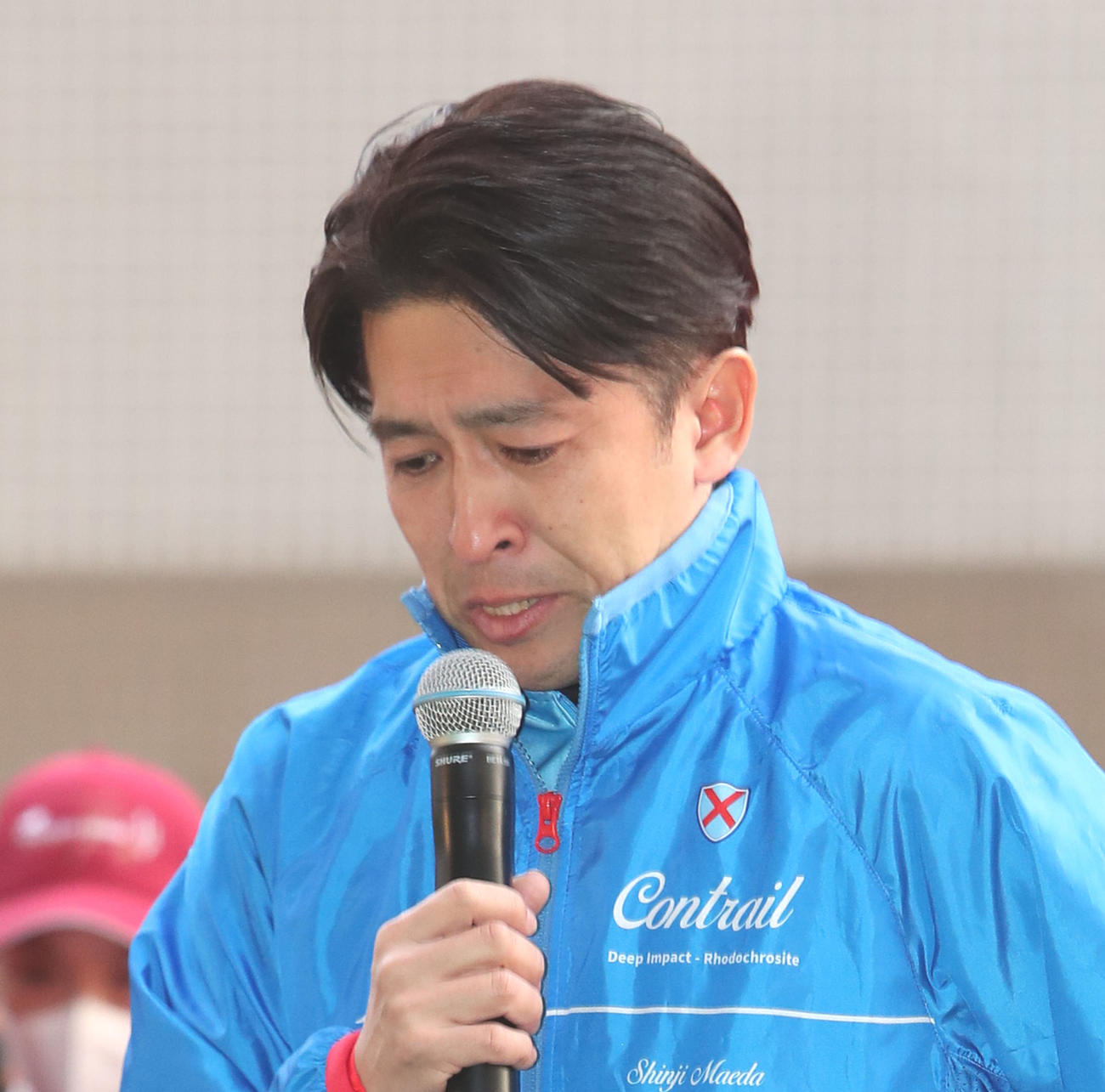 引退セレモニーのあいさつで感極まる福永元騎手（撮影・白石智彦）