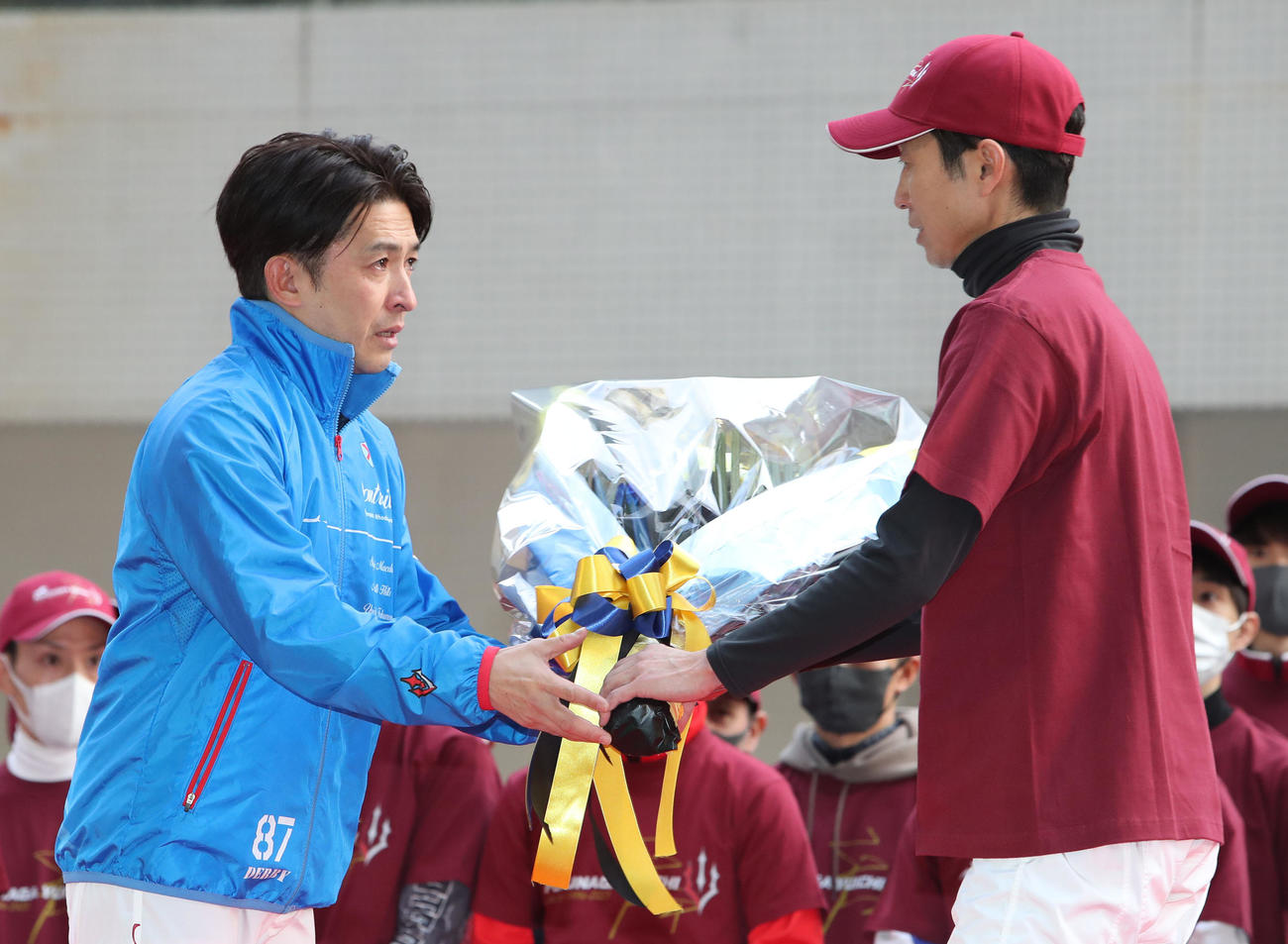 引退セレモニーで武豊騎手（右）から花束を受け取る福永元騎手（撮影・白石智彦）