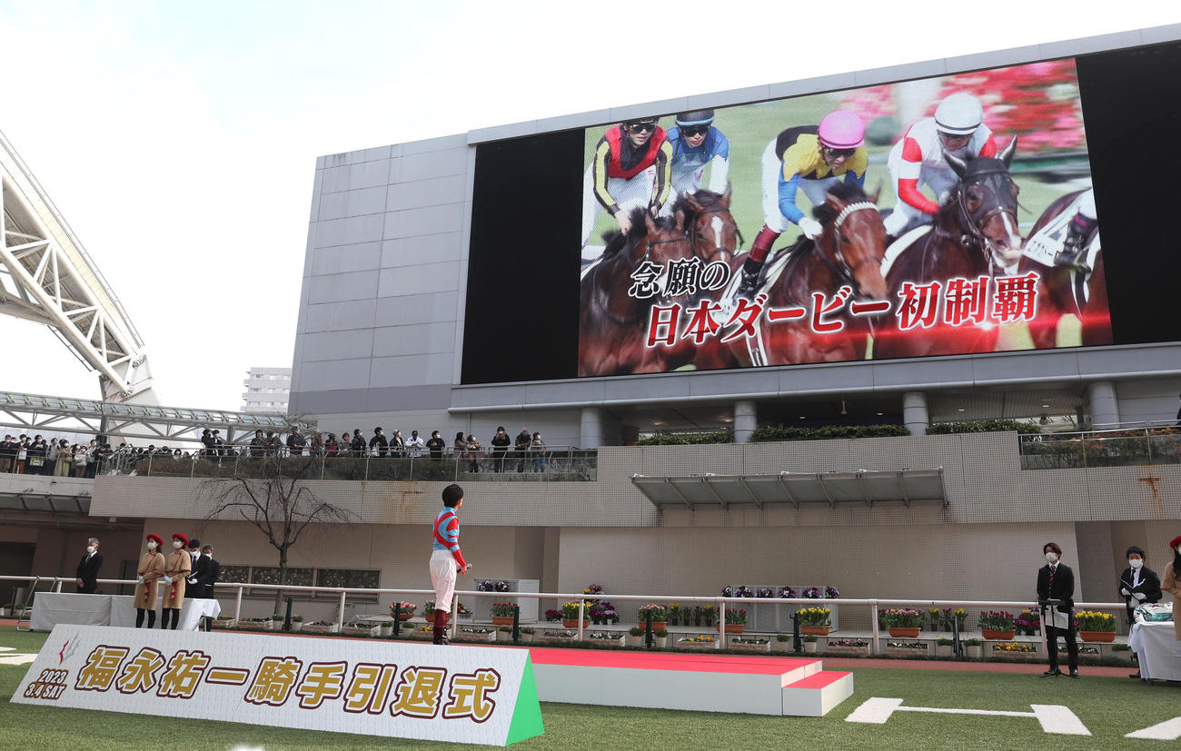 自身のダービー制覇の映像を見る福永元騎手（撮影・白石智彦）