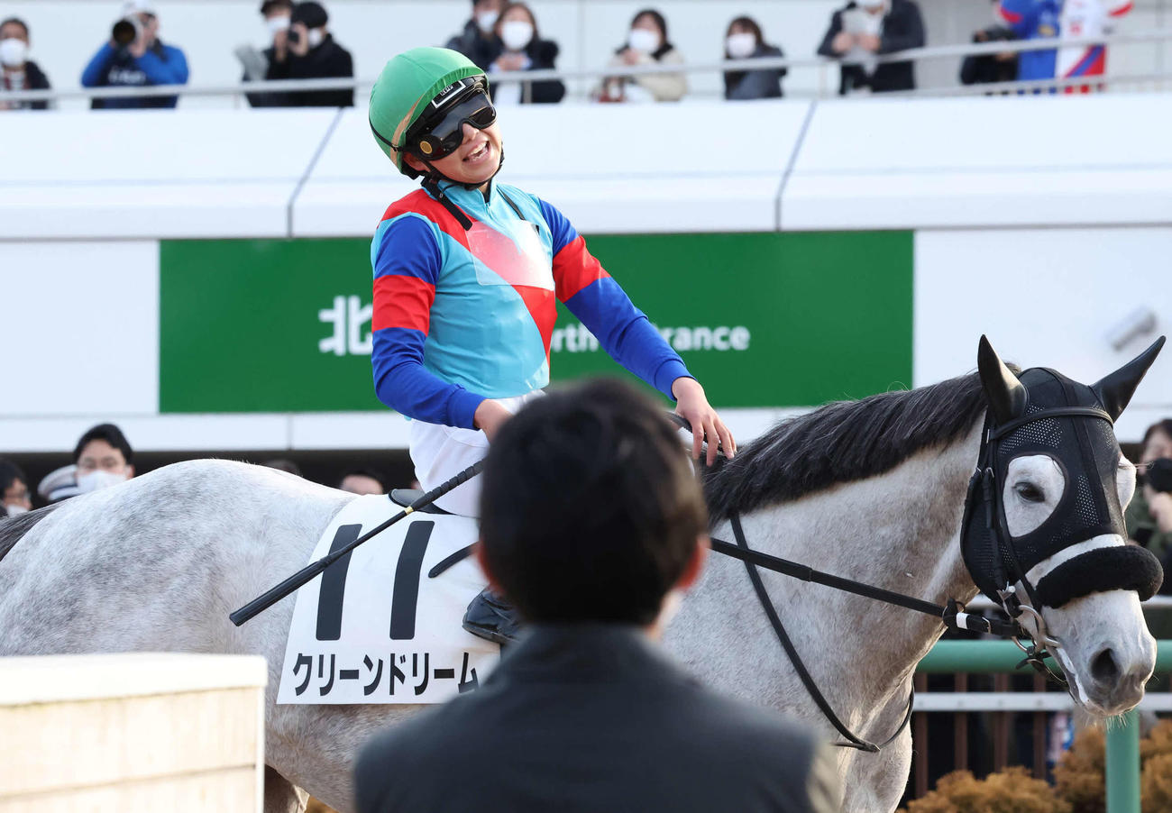 中山12R、わずかに及ばず3着に敗れて悔しがるクリーンドリーム騎乗の小林美騎手（撮影・丹羽敏通）