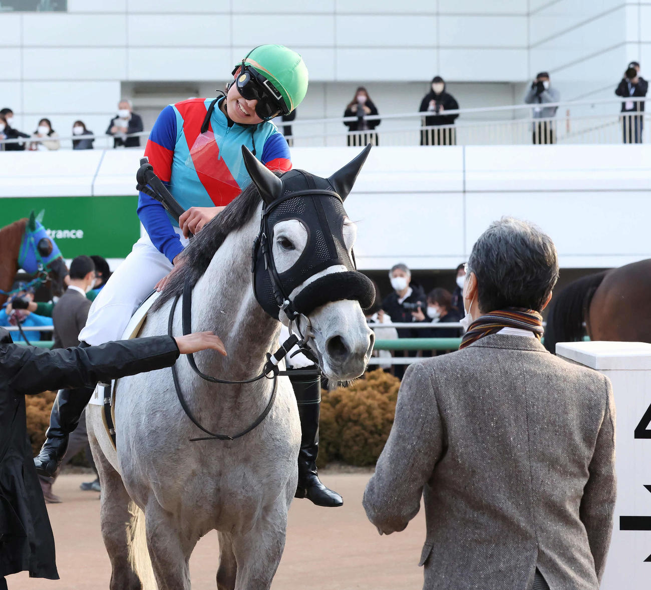 中山12R、3着に敗れて悔しがるクリーンドリームの小林美騎手。手前は師匠の鈴木伸師（撮影・丹羽敏通）