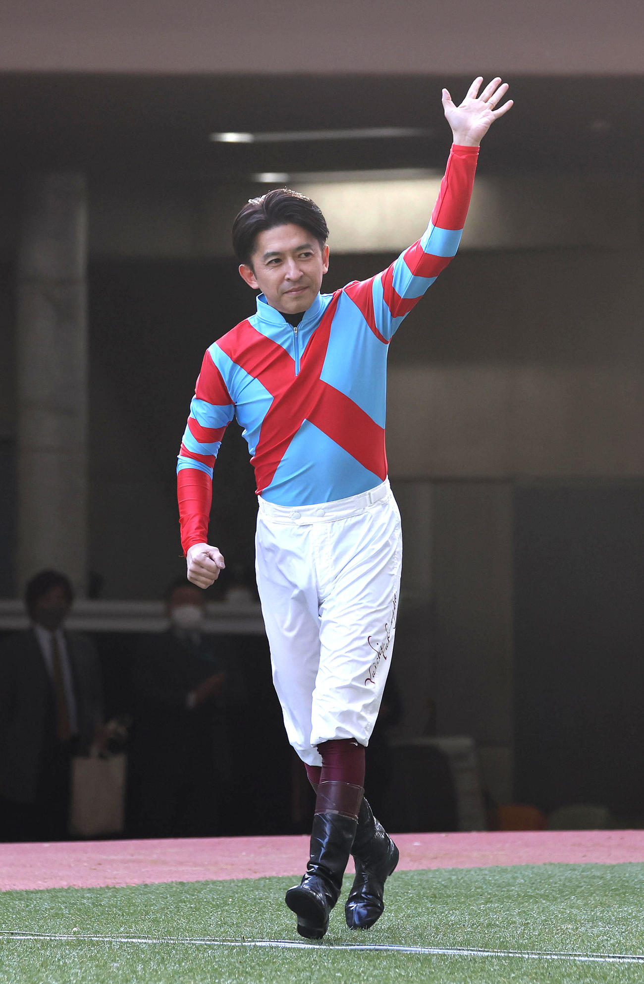 コントレイルの勝負服で引退セレモニーに登場する福永元騎手（撮影・白石智彦）