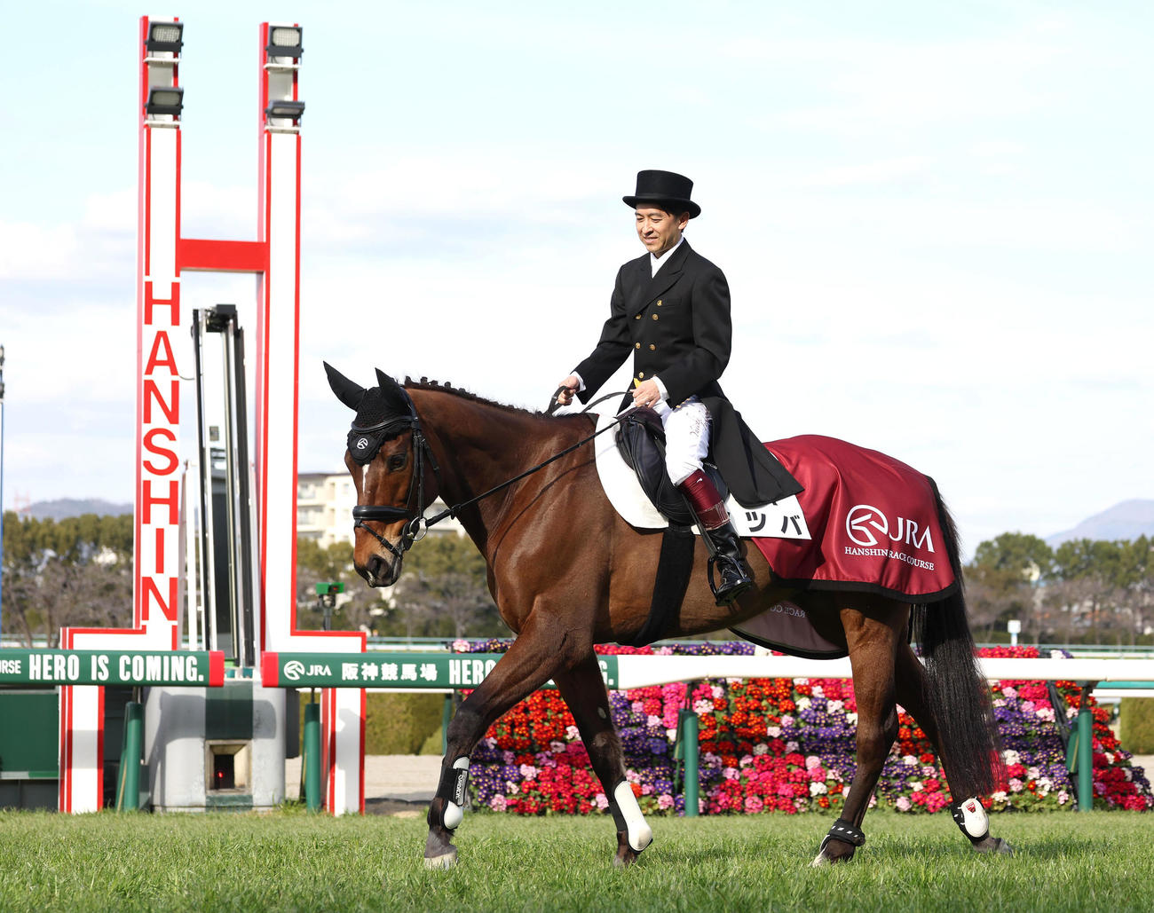 チューリップ賞で誘導馬ミツバに騎乗し芝コースを歩く福永師（撮影・白石智彦）