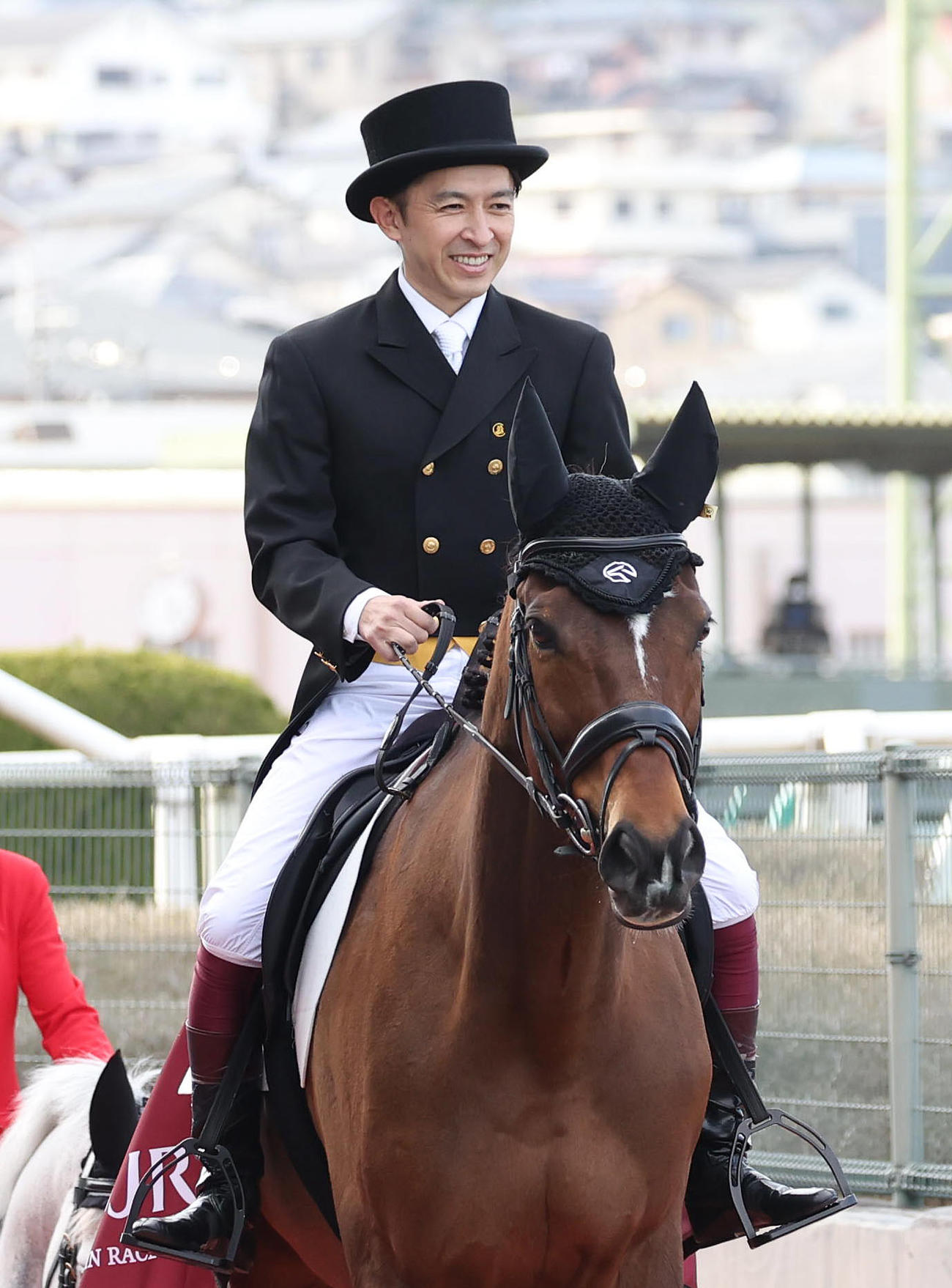 チューリップ賞で誘導馬に騎乗し先導する福永師（撮影・白石智彦）