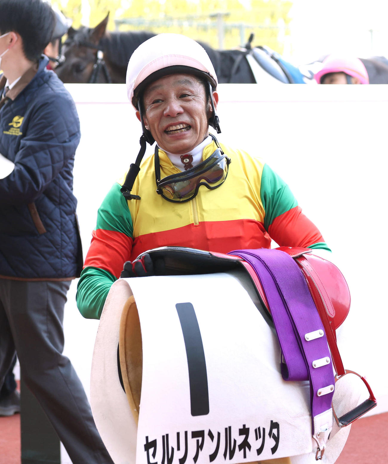 阪神4R、セルリアンルネッタで復帰後初勝利を挙げ笑顔で引き揚げる熊沢騎手（撮影・白石智彦）