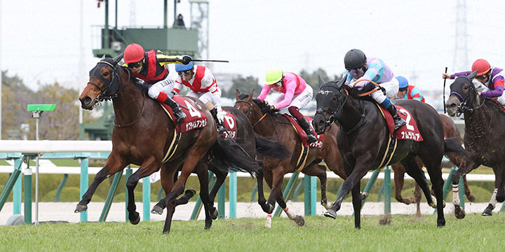 サブライムアンセム（左）が直線抜け出してフィリーズR制した＝2022年3月13日、阪神競馬場