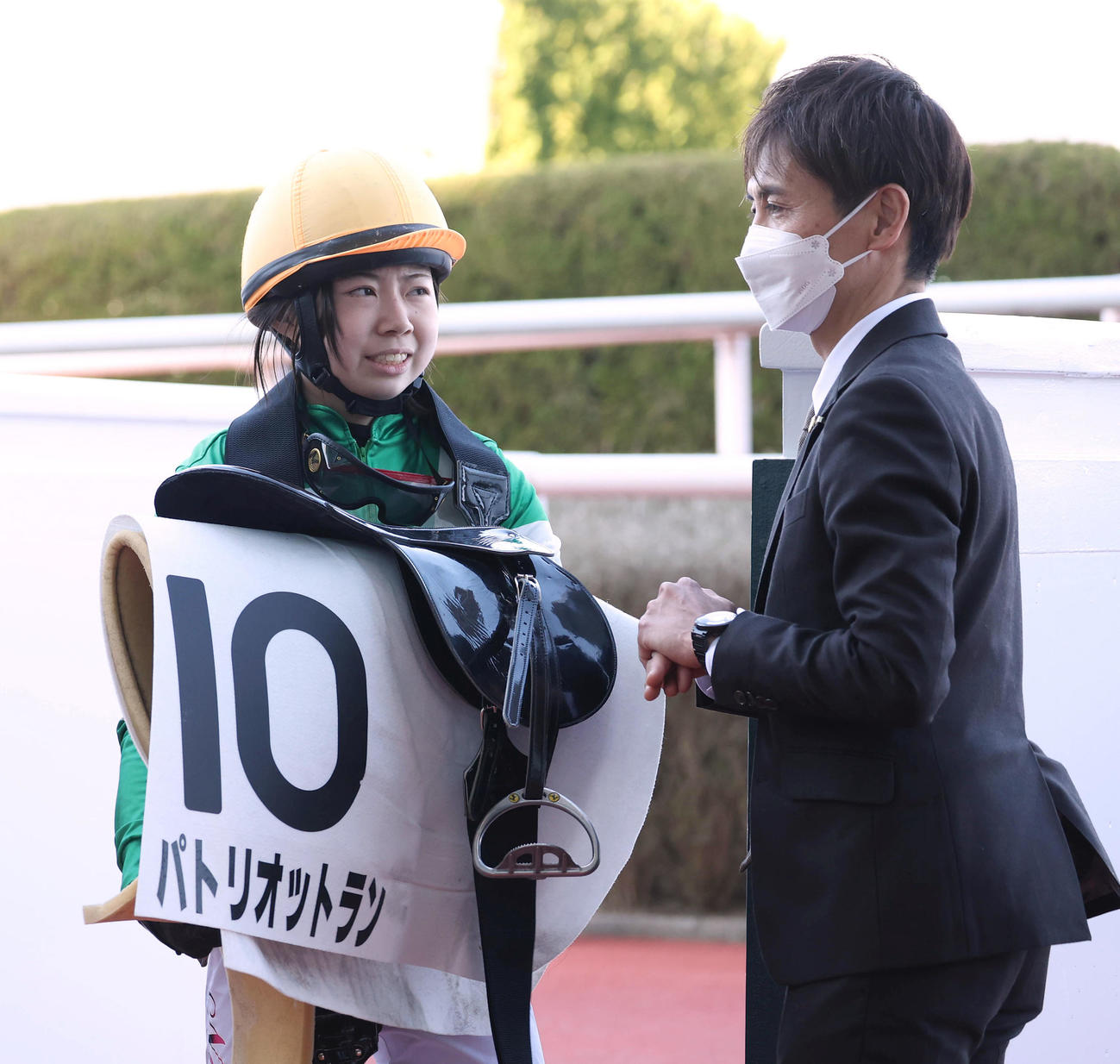 阪神9R、パトリオットランで7着の河原田騎手は師匠の渡辺師（右）と話す（撮影・白石智彦）
