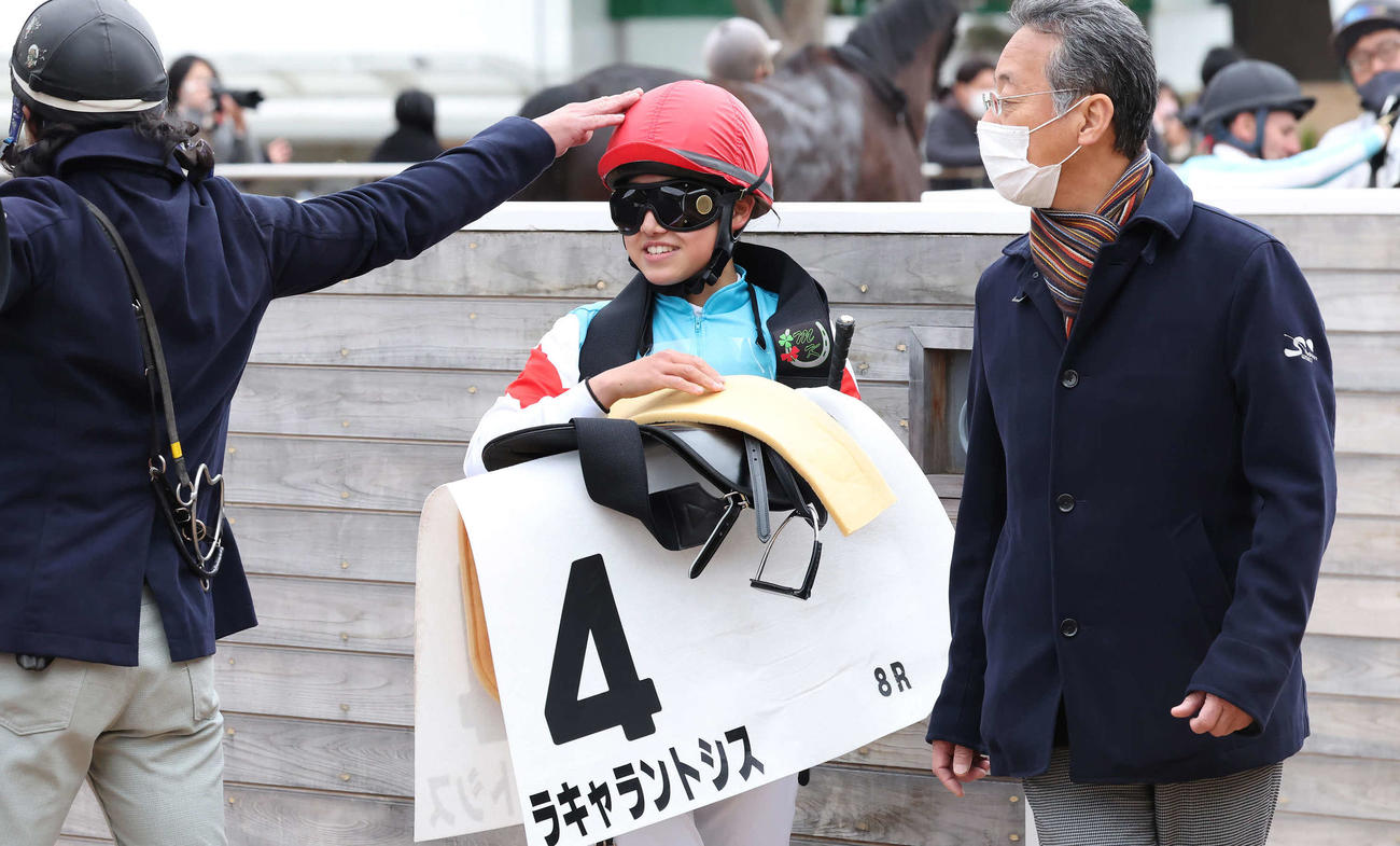 中山8R、積極的なレースで5着になり、ねぎらいを受ける小林美騎手（中央）。右は師匠の鈴木伸師（撮影・丹羽敏通）