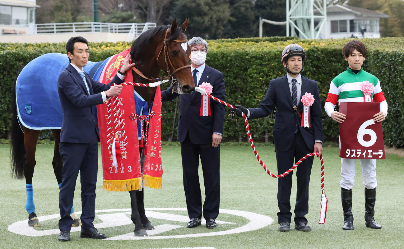 弥生賞を制したタスティエーラの口取りをする堀師（左から2人目）と松山騎手（撮影・丹羽敏通）