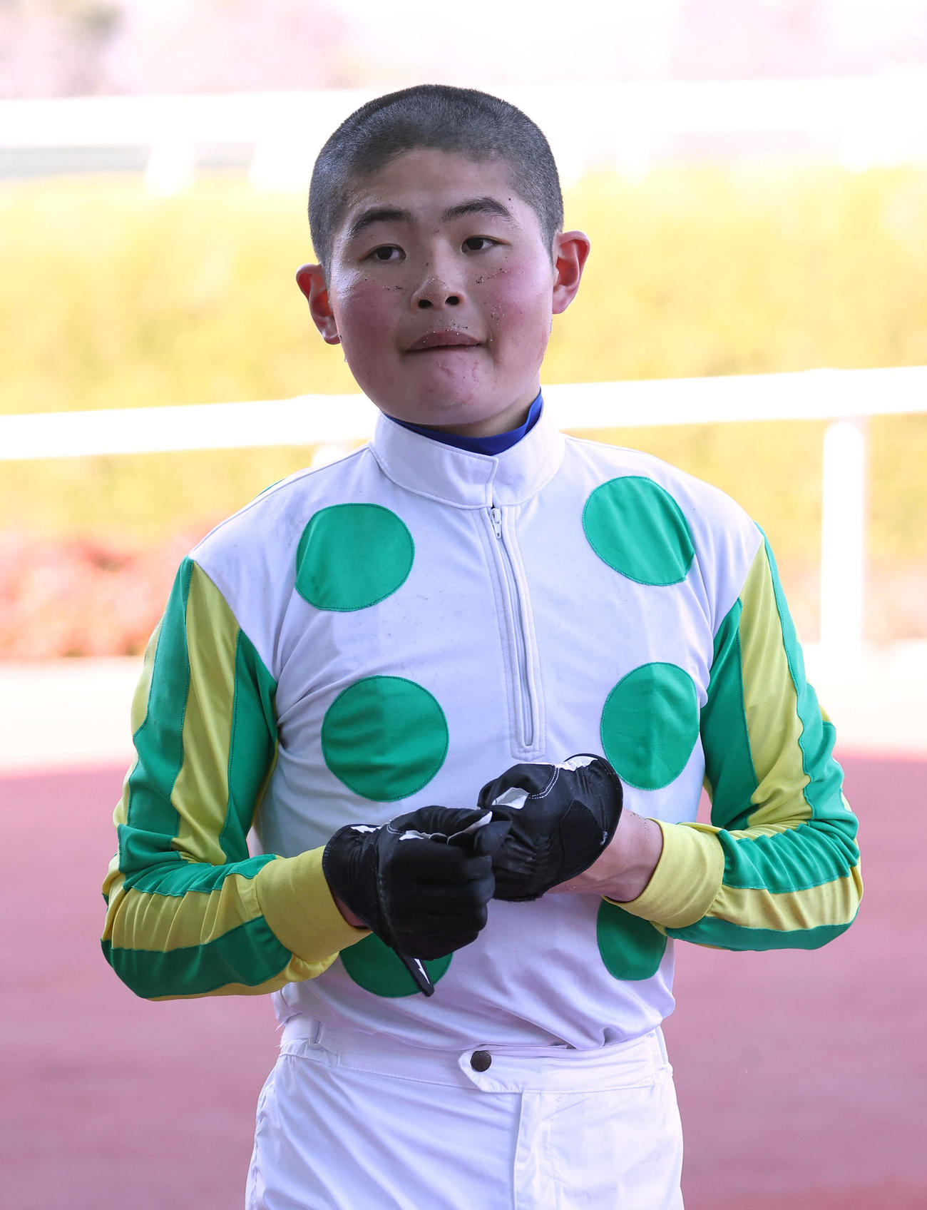 阪神9R、ニホンピロオーセンに騎乗して11着に終わり引き揚げる田口騎手（撮影・白石智彦）