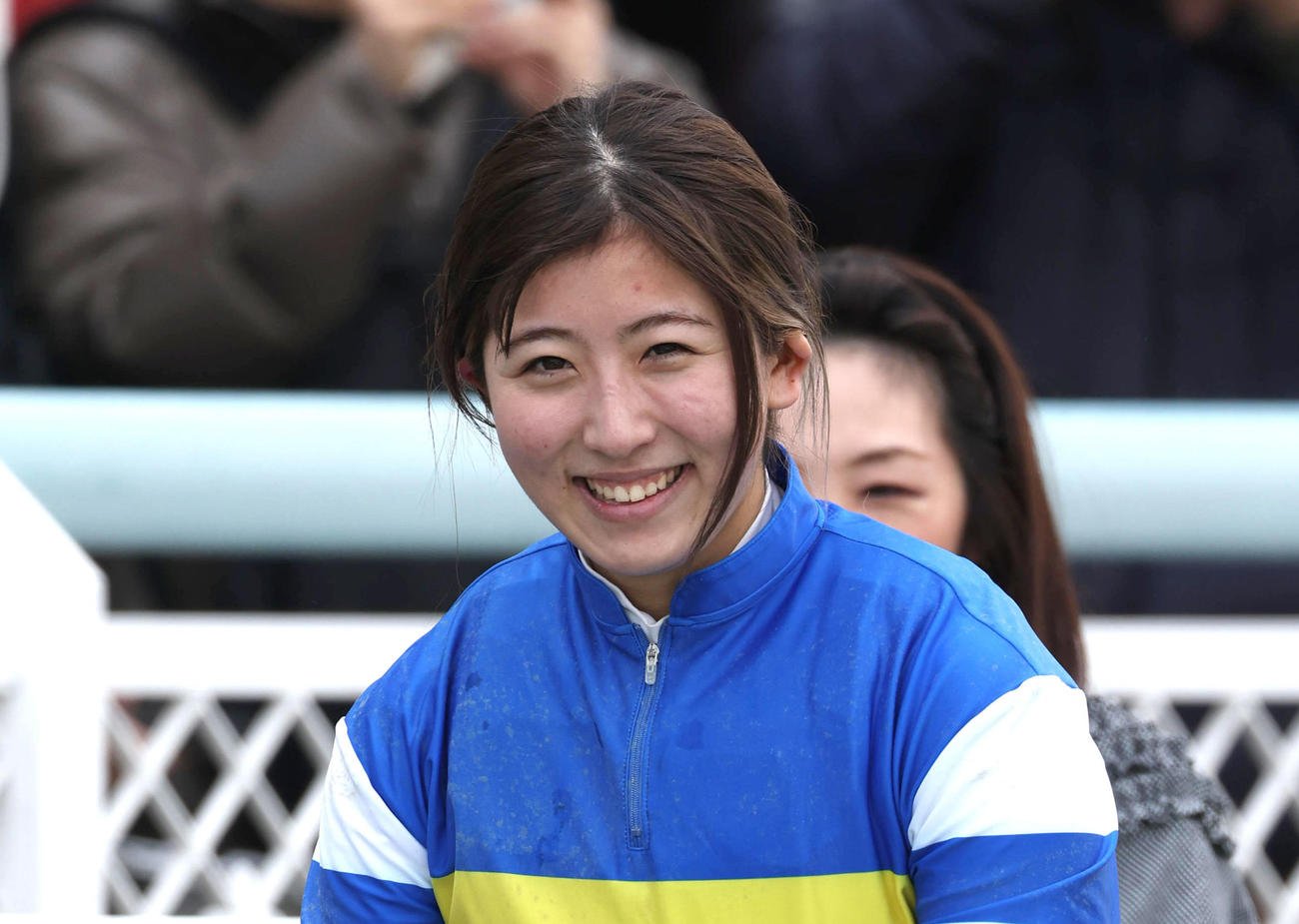 3月4日、阪神6Rを制して笑顔で口取りへ向かう今村騎手