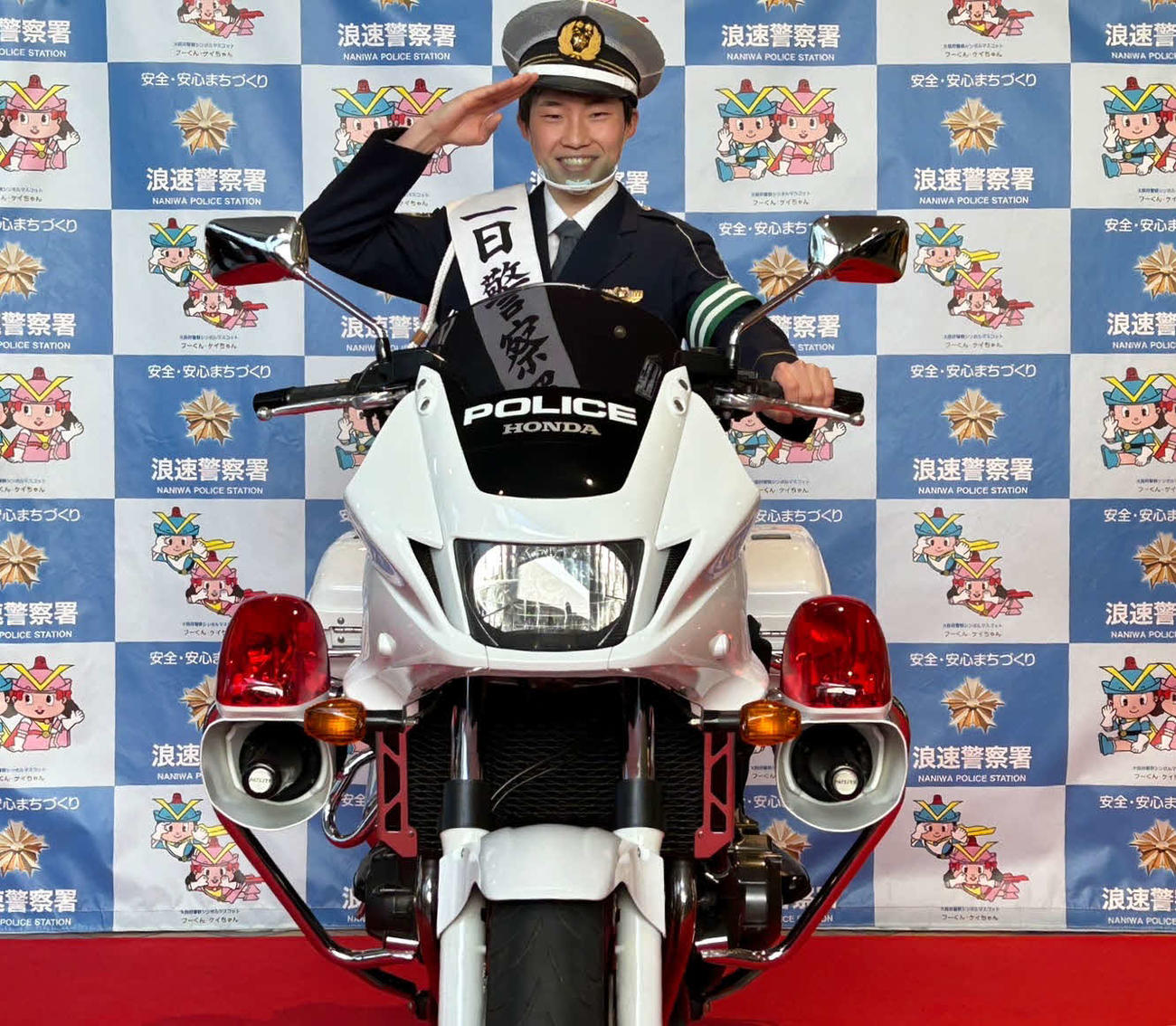 浪速警察一日署長を務め、白バイにまたがる角田大河騎手