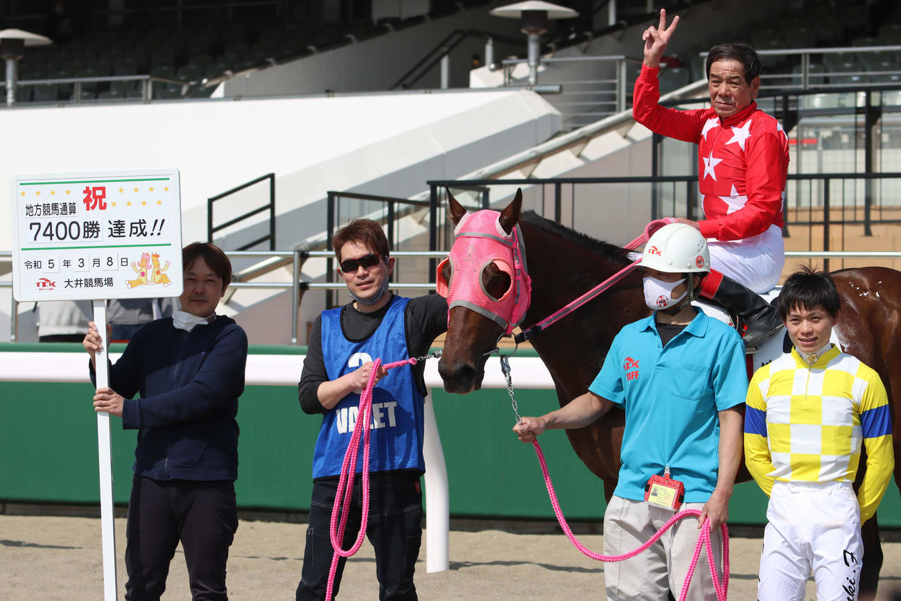 大井1Rで地方競馬通算7400勝を達成し、騎乗したパワポケトシとともに記念撮影に納まる大井の的場文男騎手