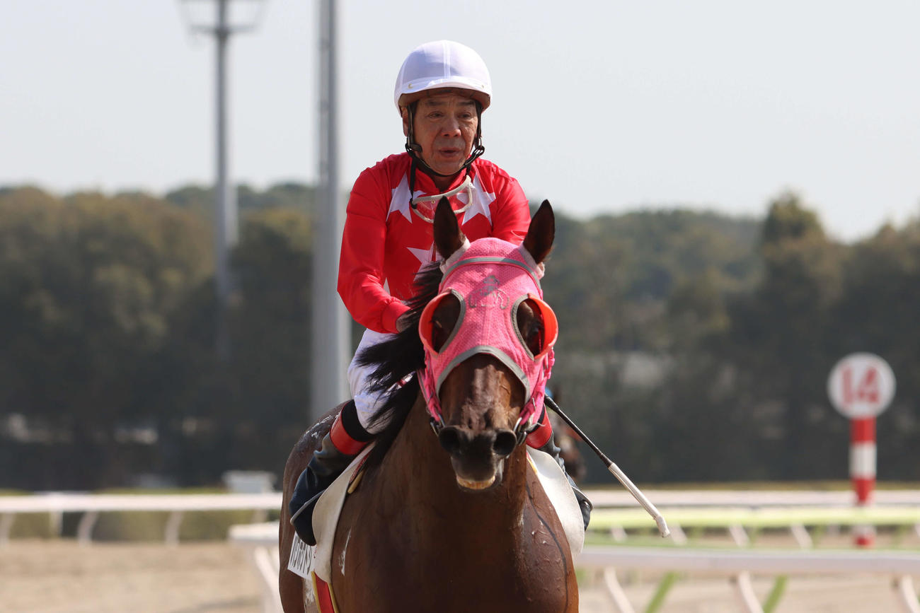大井1Rをパワポケトシで勝ち、地方競馬通算7400勝を達成して引き揚げてきた大井の的場文男騎手