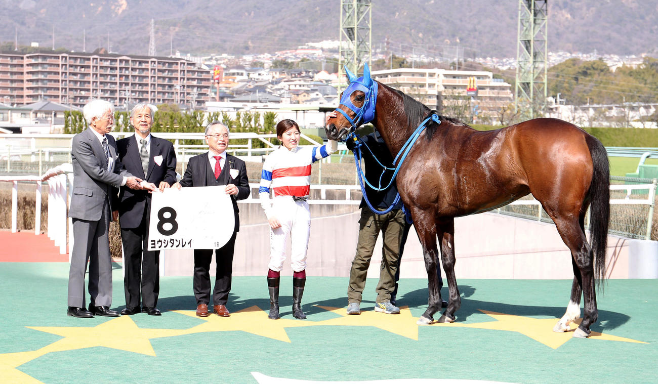阪神1R、勝利したヨウシタンレイと口取りに並ぶ今村騎手（右）（撮影・白石智彦）