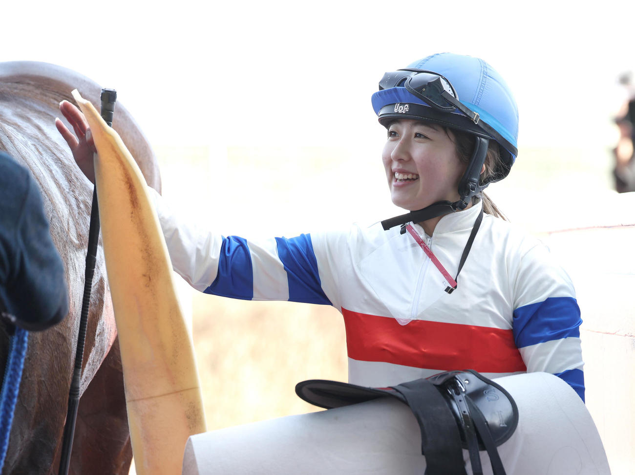 阪神1R、勝利したヨウシタンレイをねぎらう今村騎手（撮影・白石智彦）